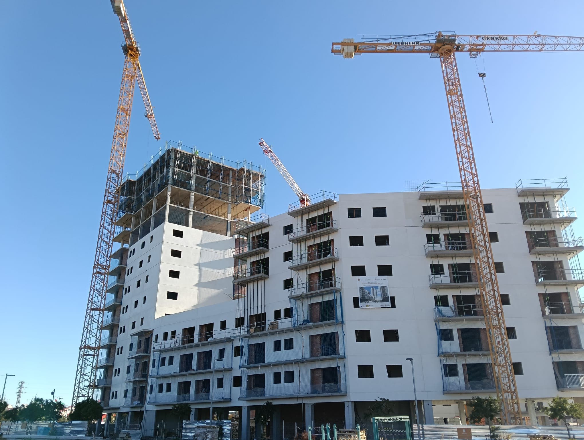 Promoción residencial de varias plantas en construcción